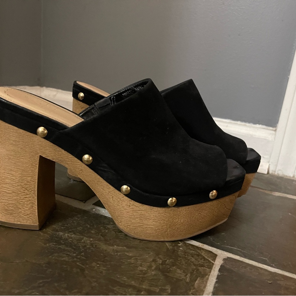 Platform Vince Camuto classy, chic heels. Pairs great with any outfit.